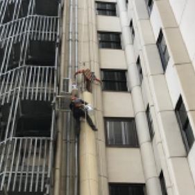 Construcciones y Reformas Manfredi hombre reparando cableado de edificio 