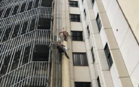 Construcciones y Reformas Manfredi hombre reparando cableado de edificio 